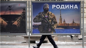 Ein Plakat mit dem Bild eines russischen Soldaten und der Aufschrift „Wir verteidigen das Vaterland“ in St. Petersburg.