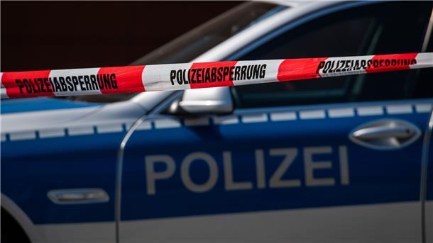 Pilzsammler findet scharfe Granate im Landkreis Göttingen Ein Polizeiauto steht hinter einem Absperrband der Polizei.