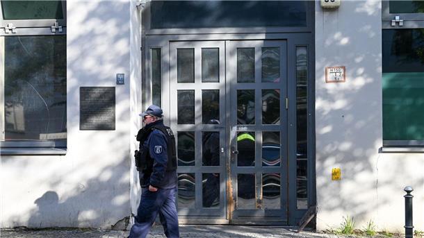 Entsetzen über Brandsätze vor Synagoge - Ausschreitungen Ein Polizeibeamter an der Berliner Synagoge, die Ziel eines Anschlags war.