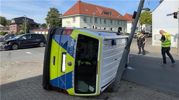 Wie die „sozialen“ Medien auf einen kuriosen Unfall in Nordenham reagieren Umgekipptes Polizeiauto in Nordenham