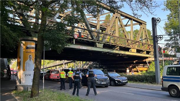 Großeinsatz in Frankfurt: ICE mit 450 Menschen evakuiert Ein Polizeieinsatz unweit des Frankfurter Hauptbahnhofs führte am Montag zu zahlreichen Zugausfällen sowohl im Nah- als auch im Fernverkehr.