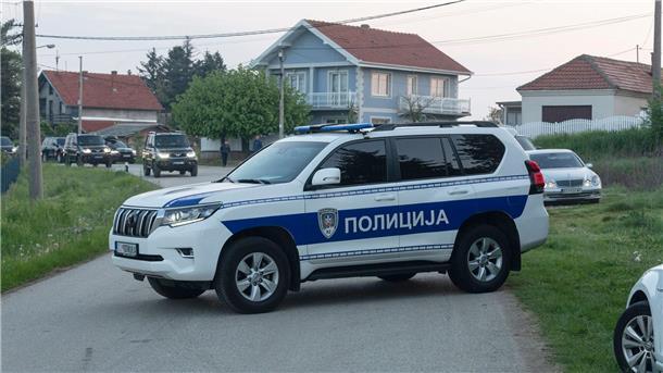 Wieder acht Tote nach Schüssen in Serbien Ein Polizeifahrzeug blockiert den Eingang zum Dorf Dubona, etwa 50 Kilometer südlich von Belgrad.