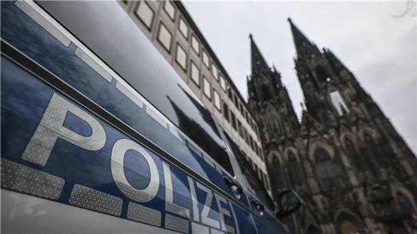 Schutz für Kölner Dom: Terrorhinweise „sehr“ ernstzunehmend Ein Polizeifahrzeug steht vor dem Kölner Dom. Für den Jahreswechsel sei die Polizei gut aufgestellt, „für alles, was da kommen mag“, sagt Einsatzleiter Martin Lotz.