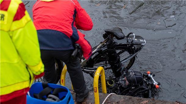 Einbruch ins Grüne Gewölbe: Taucher suchen nach Beweisen Ein Polizeitaucher hebt ein Fahrrad aus dem Schifffahrtskanal.