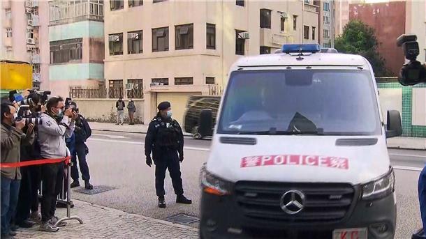 Ein Polizeiwagen, der mumaßlich Angehörige des ermordeten Models Abby Choi transportiert und  vor dem Kowloon City Law Courts Building ankommt.