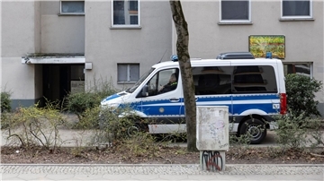 Ein Polizeiwagen steht vor der Wohnung der ehemaligen RAF-Terroristin Daniela Klette (Archivbild).