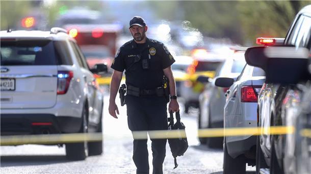 Kentucky: 25-Jähriger erschießt fünf Menschen in US-Bank Ein Polizist geht nach dem Schusswaffenangriff auf der Main Street vor der Old National Bank.
