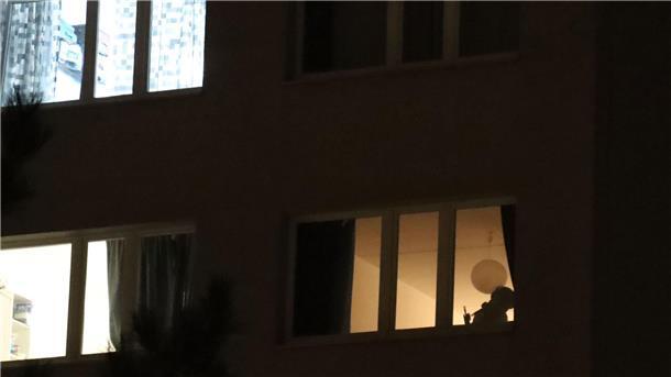 Suche nach Ex-RAF-Terroristen - Neue Durchsuchungen Ein Polizist im Einsatz in dem Studentenwohnheim.