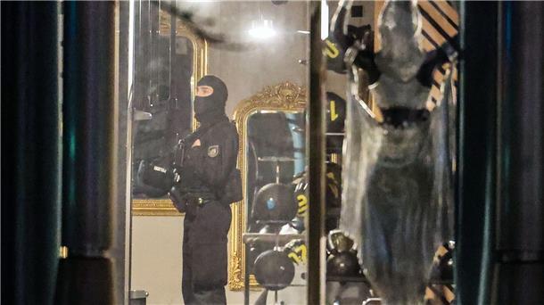 Nach Bluttat in Fitnessstudio: Verdächtiger in U-Haft Ein Polizist ist nach der Attacke in dem Duisburger Fitnessstudio im Einsatz.