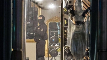 Ein Polizist ist nach der Attacke in dem Duisburger Fitnessstudio im Einsatz.
