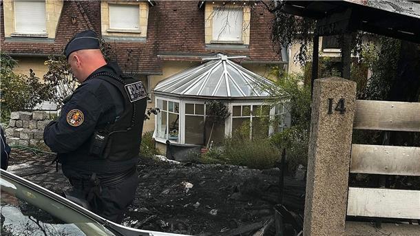Randalierer greifen Wohnhaus eines Bürgermeisters an Ein Polizist steht vor dem Haus des Bürgermeisters Vincent Jeanbrun. Randalierer hatten das Haus in der Nacht mit einem Auto gerammt und Feuer gelegt.