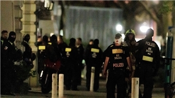 Ein Polizist trägt einen Kopfverband, nachdem das Geschäft an der Berliner Keithstraße gestürmt wurde.