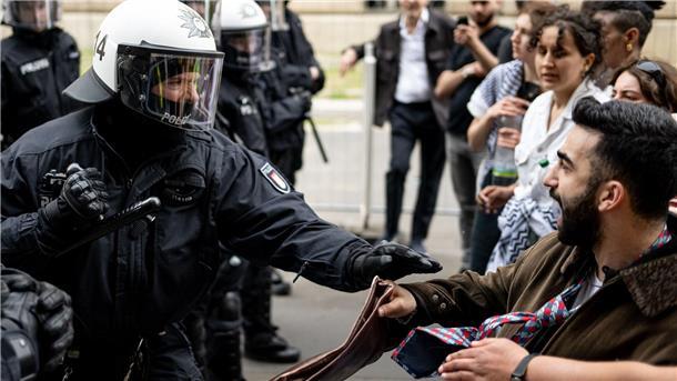 Vorgehen gegen „Palästina-Kongress“ in Berlin kritisiert Ein Polizist und ein Demonstrant stoßen bei der Demonstration in Berlin-Mitte aufeinander. Die Polizei war mit rund 900 Kräften in der Stadt im Einsatz.