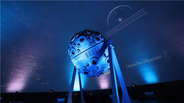 Ein Projektor im Kuppelsaal des Planetariums in Jena.