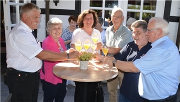 Ein Prosit aufs Jubiläum (von links): Andreas Franz, Renate Rohde, Bürgermeisterin Gabi Kasten, Gerd Hinrich Müller, Manfred Neumann und Helmut Heinemeyer.