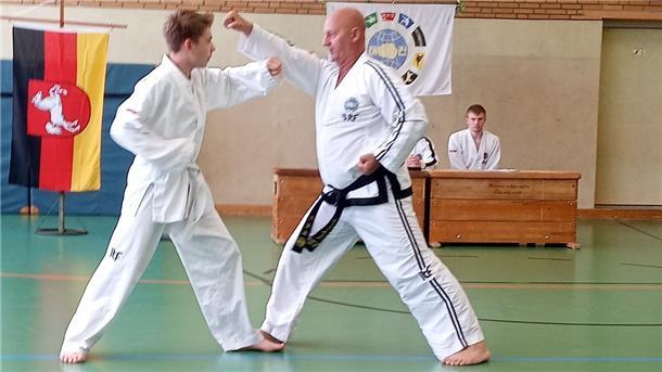 Neel Stellert und Master Ronal Binzel bei der Partnerübung.
