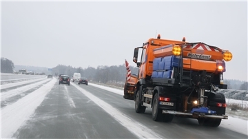Ein Räum- und Streufahrzeug ist auf der Autobahn A7 zwischen Kiel und Hamburg unterwegs.