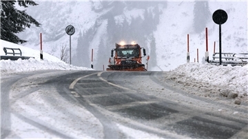 Bilder des Tages Ein Räumfahrzeug des Winterdienstes fährt auf dem Riedbergpass im Schneetreiben.