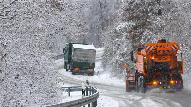 Winter geht weiter: Kälte, Schnee - und auch noch Streiks Ein Räumfahrzeug des Winterdienstes ist in Baden-Württemberg im Einsatz. In Schleswig-Holstein und Niedersachsen kam es wegen Streiks hingegen zu Einschränkungen.