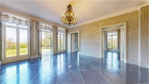 Ein Raum in der Villa von Karl Lagerfeld vor den Toren von Paris (undatiert). 
