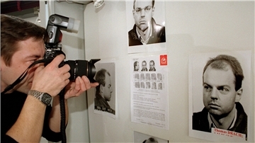 Ein Reporter fotografiert im Bundeskriminalamt (BKA) eine Wand mit Fahndungsplakat und Fotos des mutmaßlichen Reemtsma-Entführers Thomas Drach.