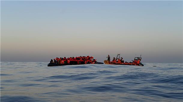 Ein Rettungsteam der humanitären Organisation Ärzte ohne Grenzen nähert sich einem Schlauchboot mit Migranten an Bord (Archivbild).