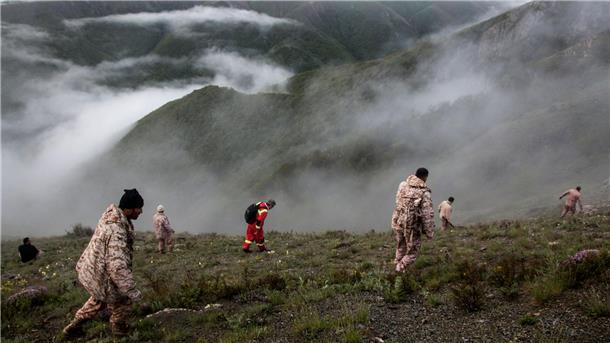 Irans Präsident und Außenminister tot: Staatstrauer befohlen Ein Rettungsteam sucht nach dem Wrack des Hubschraubers.