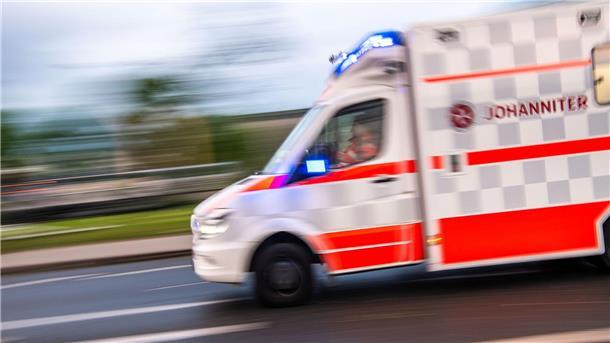 Straßenbahn erfasst Fußgänger in Bremen-Hemelingen Ein Rettungswagen auf Einsatzfahrt.