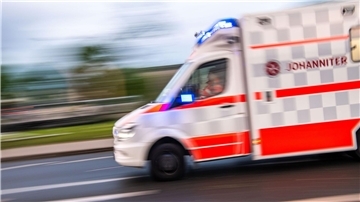 Ein Rettungswagen auf Einsatzfahrt.