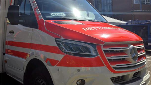 Hitze macht Gästen der Sail zu schaffen - Viel Arbeit für Rettungsdienst  Ein Rettungswagen der Bremerhavener Feuerwehr steht am Rande der Sail in der Sonne. Am ersten Tag der Veranstaltung in Bremerhaven war er aber auch oft im Einsatz.