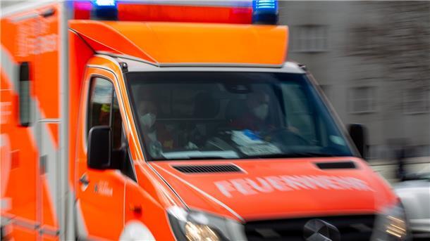 21-Jähriger bei Unfall lebensgefährlich verletzt Ein Rettungswagen der Feuerwehr fährt auf einer Straße.
