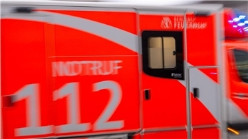 Ein Rettungswagen fährt mit Blaulicht zum Einsatz. In Bremerhaven musste die Besatzung eines Wagens am Abend bei einer Hausgeburt helfen.