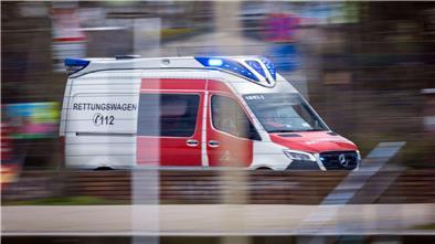 Ein Rettungswagen ist mit Blaulich im Einsatz.