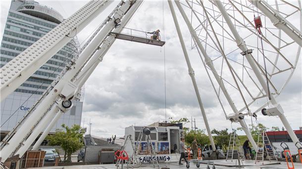 Ein Riesenrad im Aufbau.