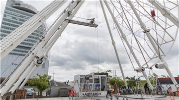 Ein Riesenrad im Aufbau.