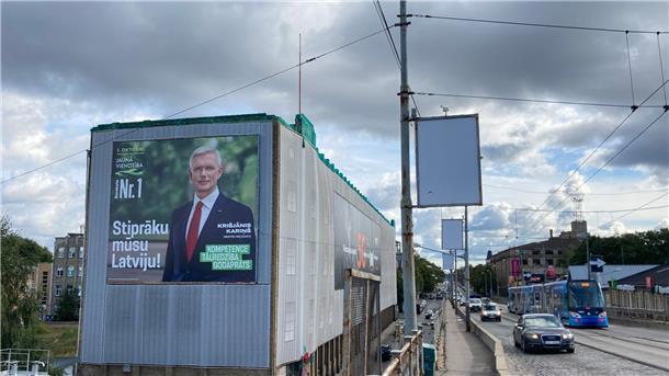 Ein riesiges Wahlplakat der liberalkonservativen Regierungspartei Jauna Vienotiba mit einem Porträt von Ministerpräsident Krisjanis Karins in der Hauptstadt Riga.