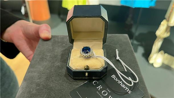 Auktionshaus versteigert Requisiten aus „The Crown“ Ein Ring, der dem Verlobungsring von Diana nachempfunden ist, ist vor einer Versteigerung im Auktionshaus Bonhams ausgestellt.