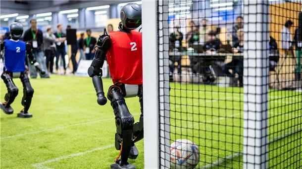 Wettkampf der Roboter Ein Roboter schießt ein Tor.