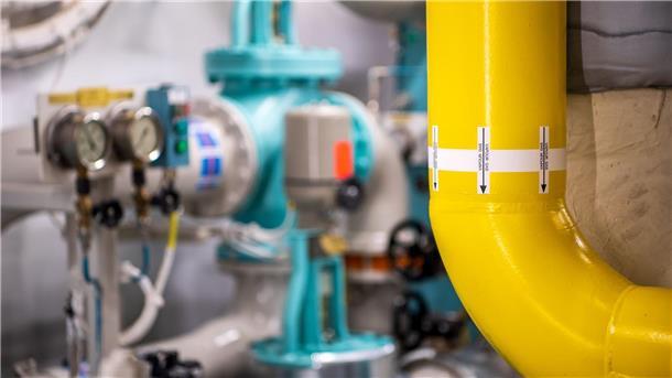 Kreuzfahrtverband: Fast jeder zweite Neubau LNG-fähig Ein Rohr für LNG in einem Motorenraum. (Archivbild)