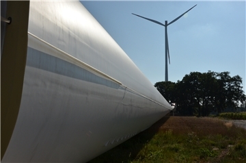 Ein Rotorblatt liegt vor einer Windkraftanlage auf einer Baustelle im Landkreis Rotenburg. Der befasst sich aktuell wieder mit dem Ausbau der Windenergie.