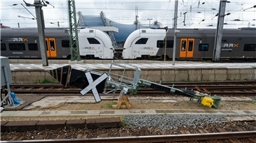 Ein RRX Zug der Deutschen Bahn fährt in den Kölner Hauptbahnhof ein.