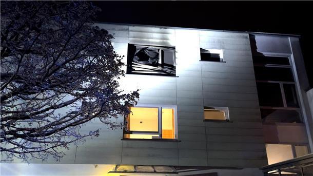 Drei Tote bei Brand in Pflegeeinrichtung in Reutlingen Ein rußgeschwärztes Fenster auf einer oberen Etage der Pflegeeinrichtung.