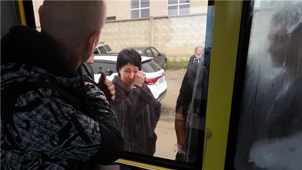 Russland: Mehr als 700 Festnahmen bei Anti-Kriegs-Protesten Ein russischer Rekrut blickt in Wolgograd beim Abschied durch ein Busfenster auf seine weinende Mutter.