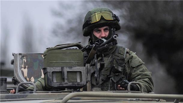 Ukraine-Krieg: Moskau rekrutiert monatlich 30.000 Menschen  Ein russischer Soldat auf der Krim.