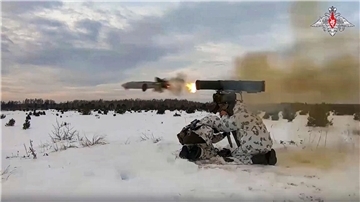 Ein russischer Soldat beim Abschuss einer Rakete: Moskaus Truppen sind vor bald einem Jahr, am 24. Februar 2022, in die Ukraine einmarschiert.