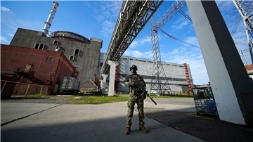 Ein russischer Soldat bewacht einen Bereich des Kernkraftwerks Saporischschja.