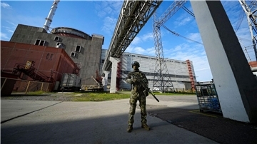 Ein russischer Soldat bewacht im Mai 2022 einen Bereich des Kernkraftwerks Saporischschja: Derzeit kommt der Strom hier über eine Ersatzleitung.