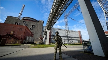 Ein russischer Soldat einen Bereich des Kernkraftwerks Saporischschja in der Ukraine.