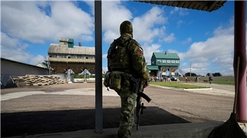 Ein russischer Soldat in Starobilsk in der Ukraine: Offenbar wollen die Männer, die in der Ukraine fallen könnten, auf diese Weise ihren Nachwuchs sichern.