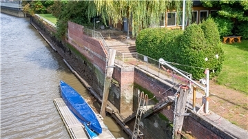 Blick auf die Kajen bei Ebbe.